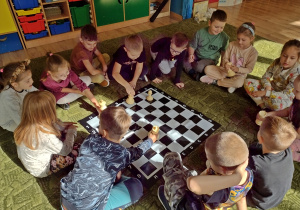 Dzieci rozmawiają o szachach